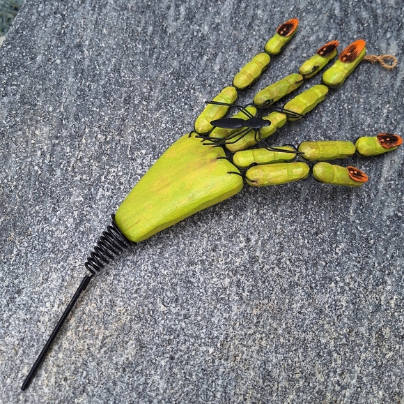 Witch Hand Zombie Finger Halloween Decor Spider Ring Metal Fingernail Wood Green - Picture 9 of 17